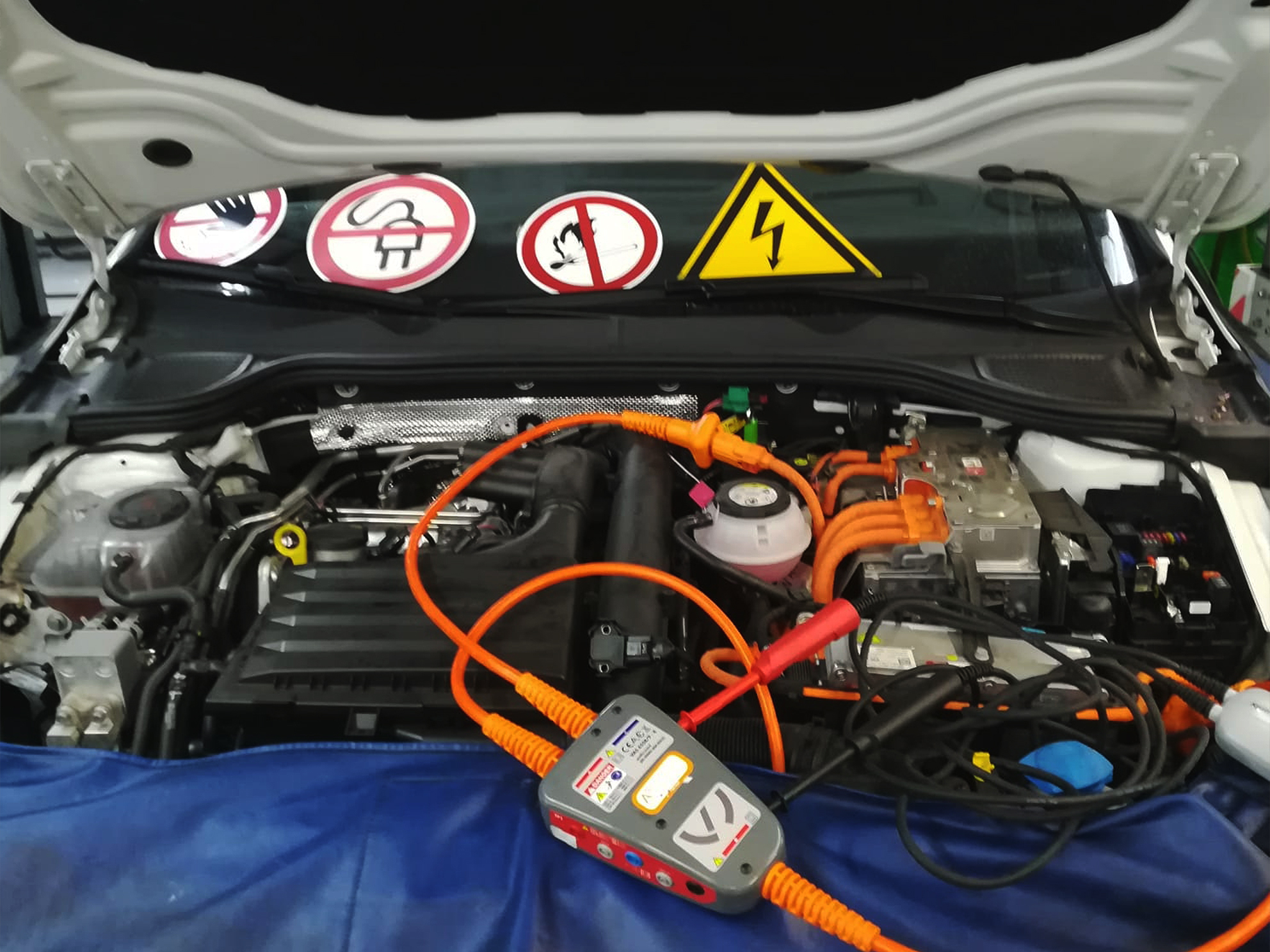Reparación de un motor híbrido de un Volkswagen